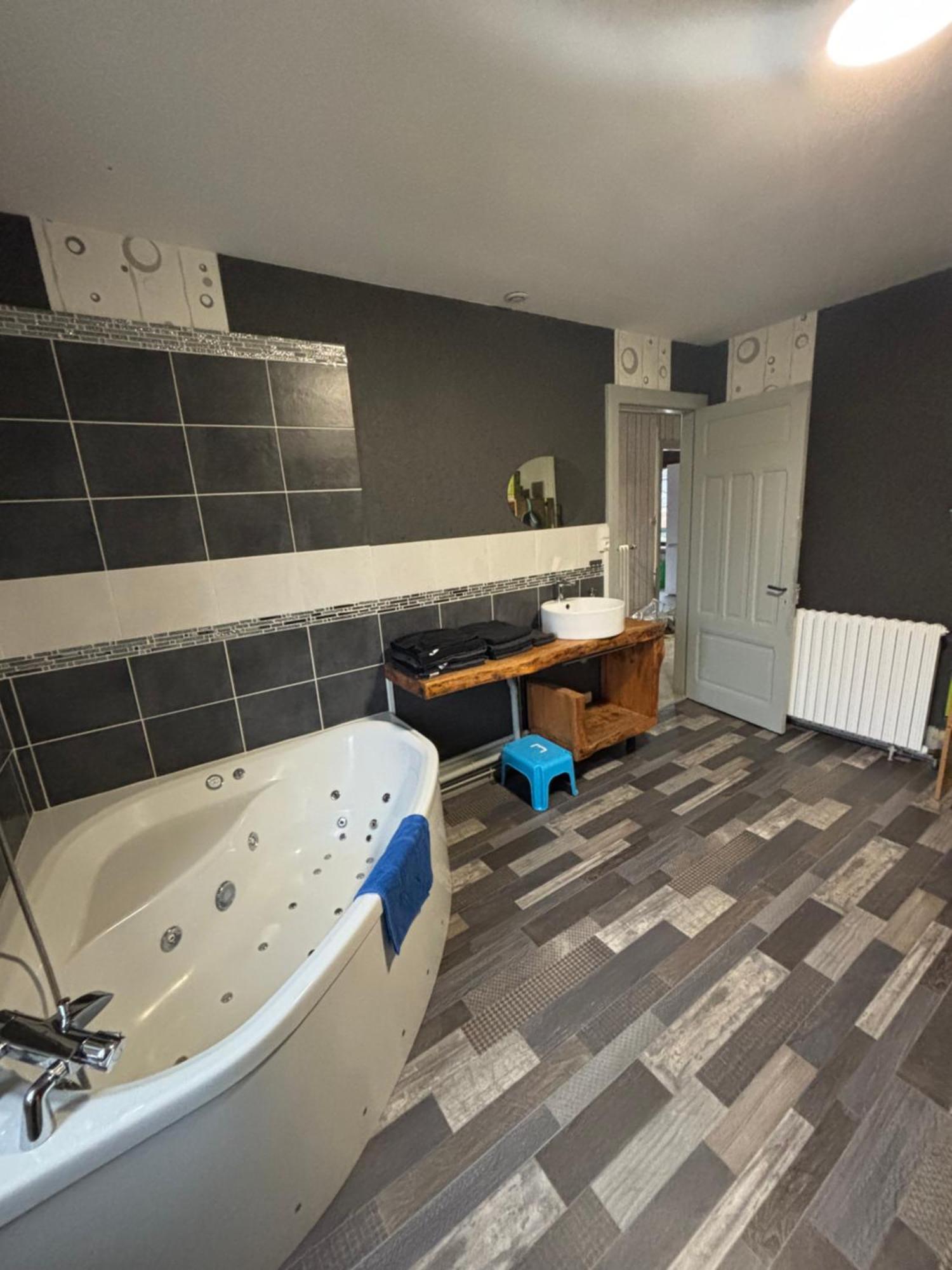 Hébergement de vacances 205 M2, 8pers Piscine, Jacuzzi, Balneo Privatifs