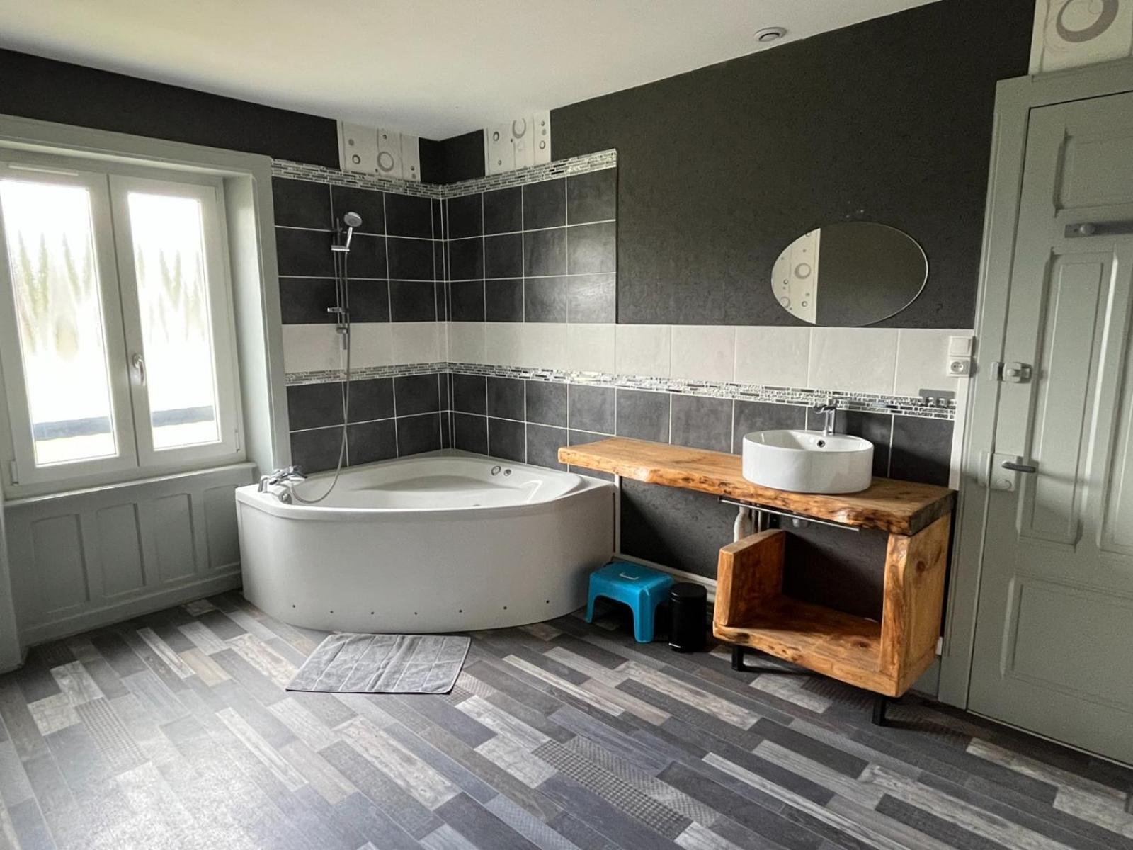 205 M2, 8pers Piscine, Jacuzzi, Balneo Privatifs * Vagney