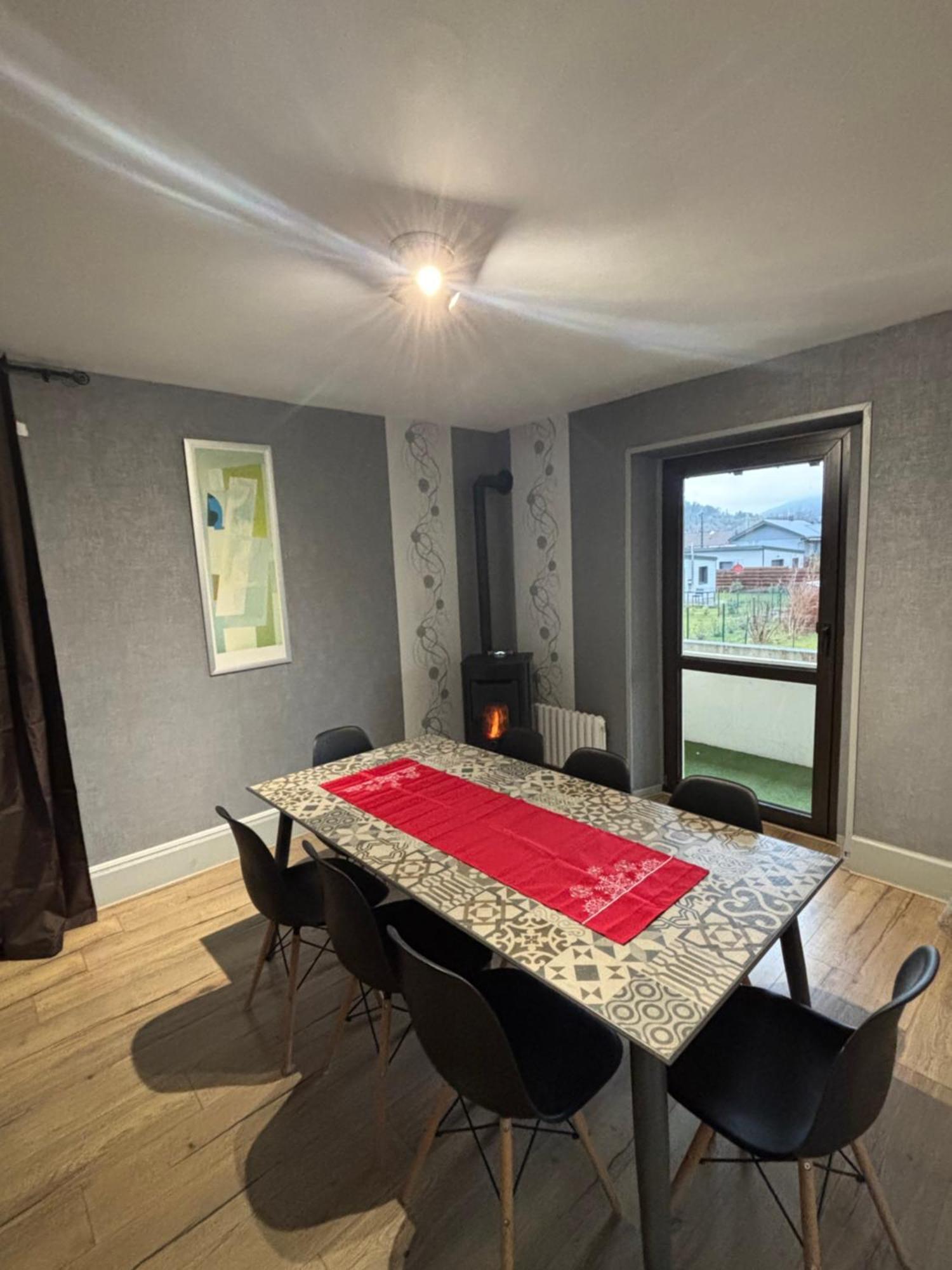 205 M2, 8pers Piscine, Jacuzzi, Balneo Privatifs Hébergement de vacances Vagney